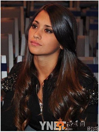 梅西女友安东内拉抱儿子现场助威 心情紧张猛咬手指