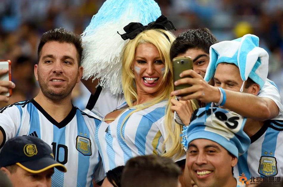 阿根廷女球迷大秀豪乳 爆乳女球迷不慎露点【图】