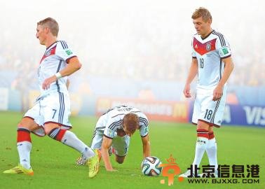 穆勒故意跪倒 穆勒，下次能先扔块肥皂吗？