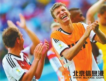 穆勒故意跪倒 穆勒，下次能先扔块肥皂吗？