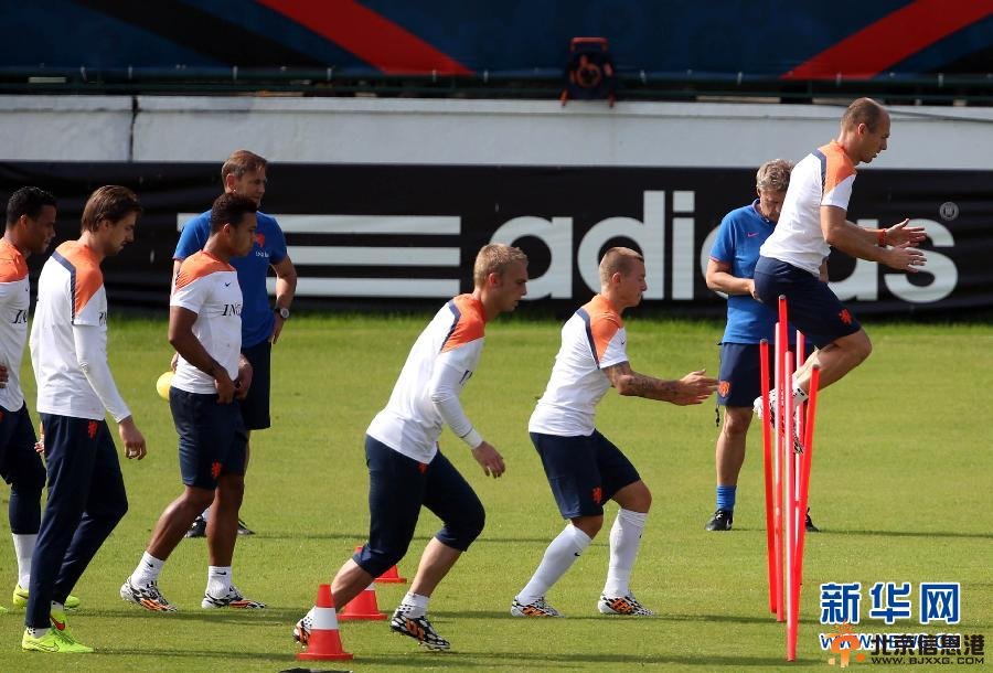 （世界杯）（2）<a href='http://www.bjxxg.cn/sports/zuqiu/' target='_blank'><u>足球</u></a>——荷兰队进行赛前热身训练