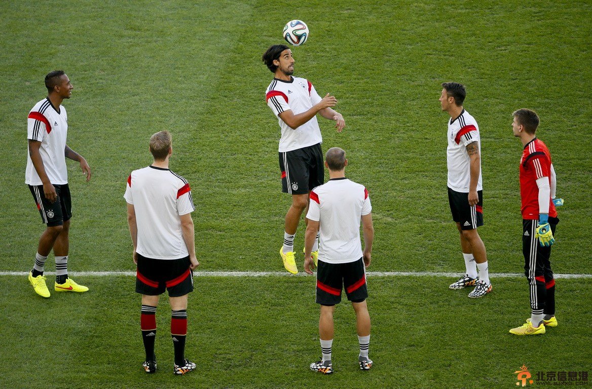 德国队踩场训练 铁卫诺伊尔秀胸部停球
