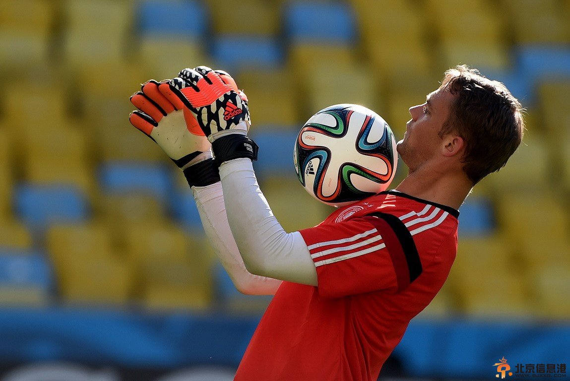 德国队踩场训练 铁卫诺伊尔秀胸部停球