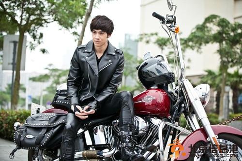 纪亚文机车造型