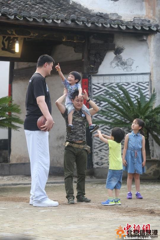 姚明与萌娃奶爸度过欢乐时光。