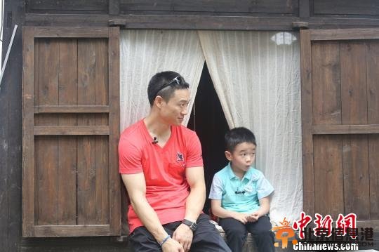 杨威父子坐在“水云间”里。