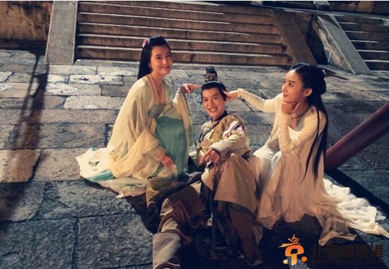 鲍天琦、赵丽颖片场搞怪