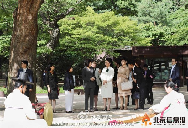 彭丽媛参观韩国昌德宫 称中韩友谊源远流长