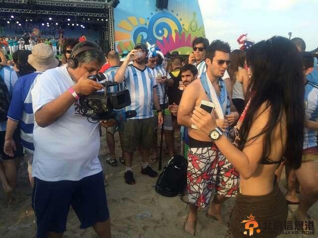 比基尼宝贝樊玲遭一路强吻 世界杯嗨爆南美