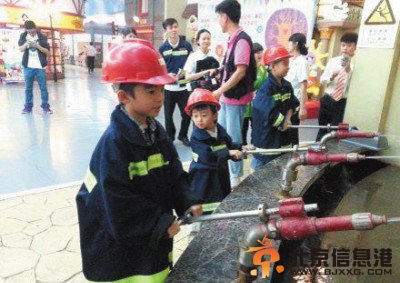 张柏芝再出车祸 带两儿子开车追尾Lucas坐前排