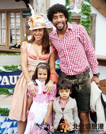 内马尔女友领衔巴西太太团个个美丽迷人 