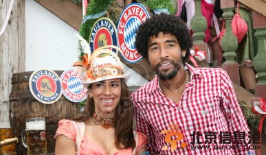 内马尔女友领衔巴西太太团个个美丽迷人 