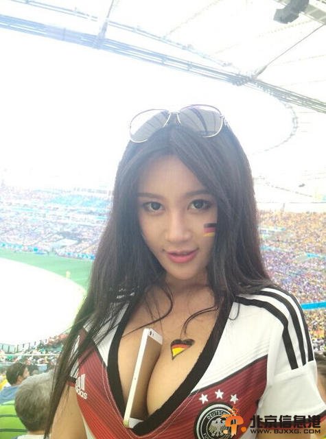 中国乳神胸夹手机模仿巴拉圭乳神 太火辣遭老外强吻