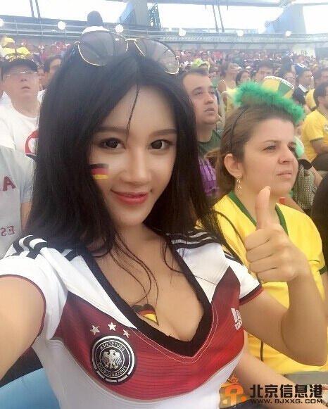 中国乳神胸夹<a href='http://www.bjxxg.cn/tech/shouji/' target='_blank'><u>手机</u></a>模仿巴拉圭乳神 太火辣遭老外强吻