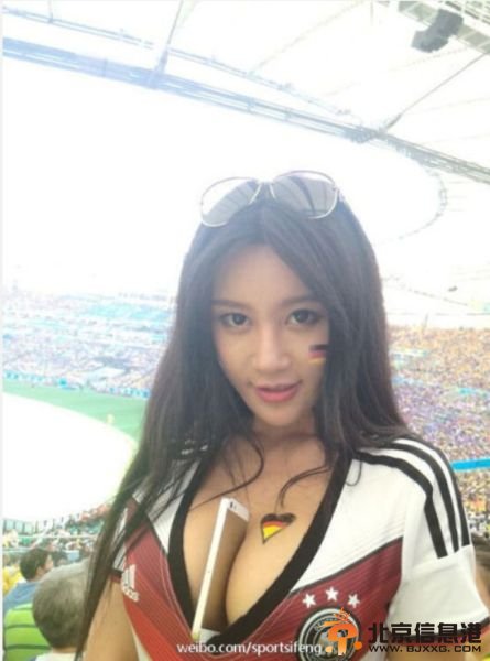 美女球迷复刻巴拉圭乳神神迹