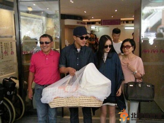 杨幂女儿小糯米首曝光 头戴白帽脸圆可爱婴儿篮中甜睡