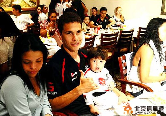 内马尔女友领衔巴西太太团个个美丽迷人 