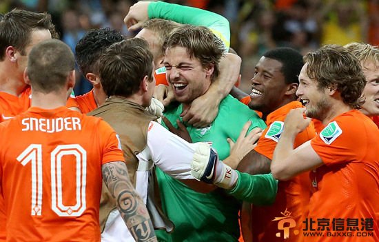 当地时间7月5日，荷兰队守门员克鲁尔中赛后与队友庆祝胜利。新华社记者曹灿摄