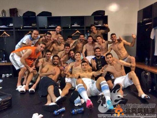 【<a href='http://www.bjxxg.cn/ent/' target='_blank'><u>娱乐</u></a>八卦】阿根廷全队裸拍 梅西和队友情绪高涨