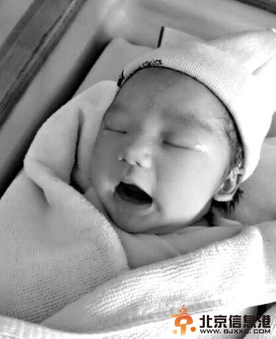 凤凰传奇女主唱玲花产女 微博晒爱女正面照