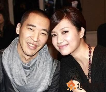 徐静蕾6日被韩国媒体指出早已和黄立行登记结婚。