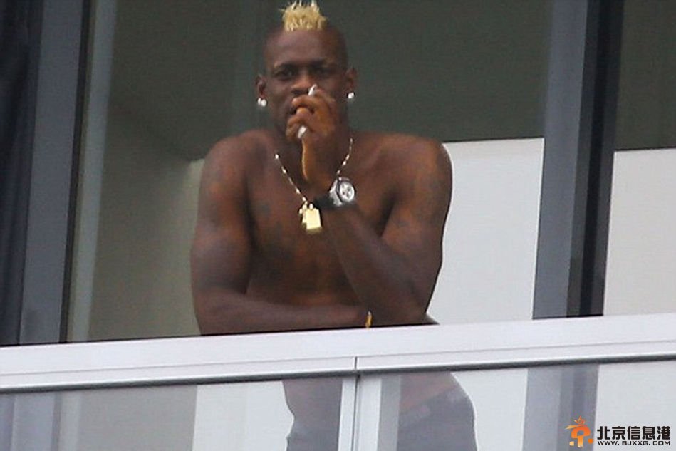 巴神度假与女友海滩戏水奇葩之旅：新发型惊艳眉毛变金色 阳台半裸霸气叼烟 