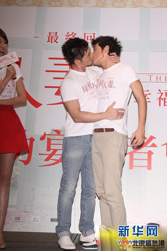 黄晓明男粉丝嘟嘴索吻引围观 盘点<a href='http://www.bjxxg.cn/ent/mingxing/' target='_blank'><u>明星</u></a>男男激吻照[组图]