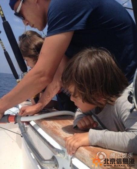 刘烨结婚五周年不忘搞笑 老婆精心准备蛋糕