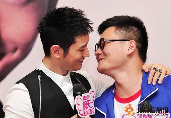 黄晓明男粉丝激吻偶像 那些粉丝疯狂追星的尴尬瞬间【组图】