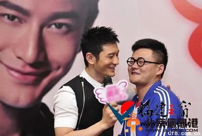 黄晓明被男粉丝搂腰索吻 盘点粉丝疯狂追星行为(图)