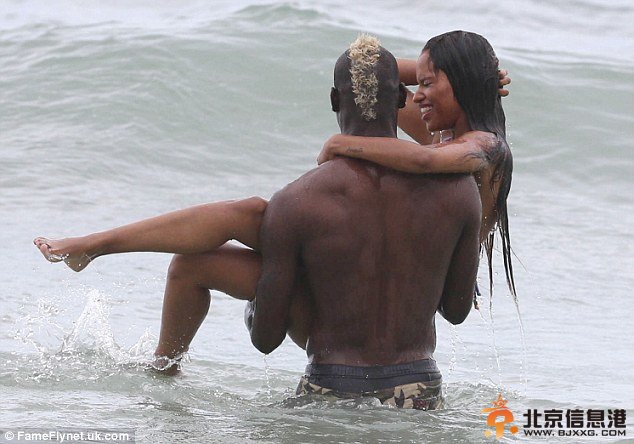 巴神与女友海滩戏水 变身“金毛狮王”亮相海滩（组图）