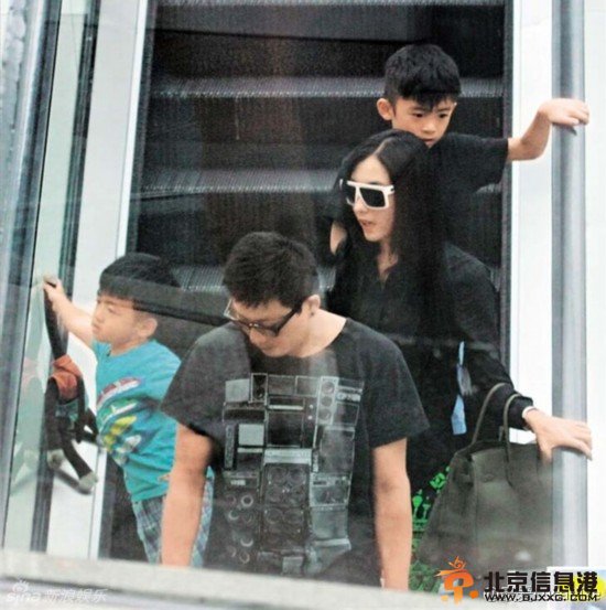 张柏芝带子返港谢霆锋感动落泪 Lucas抱住喊“爹地”