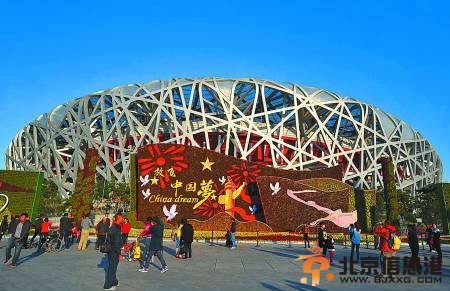 2013年10月15日，游人在“鸟巢”（国家<a href='http://www.bjxxg.cn/sports/' target='_blank'><u>体育</u></a>场）外游览