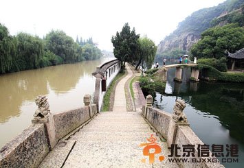 浙江绍兴现“阴阳河” 一墙之隔水质大不同 