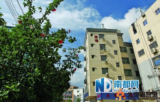 面对举报，被举报人张建东只认可社区工作站旁的这栋6层楼房是自己的产业。 南都记者 徐文阁 摄