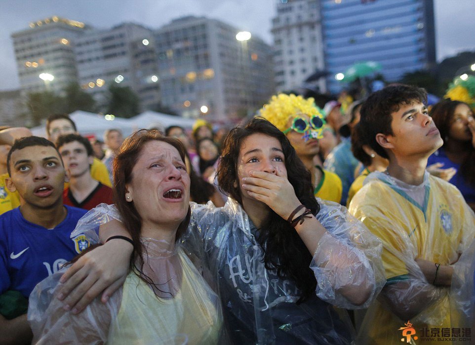 巴西球迷集体泪崩 巴西1-7完败德国足球王国天崩地裂【组图】