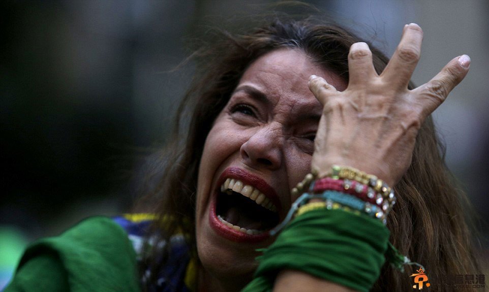 巴西球迷集体泪崩 巴西1-7完败德国<a href='http://www.bjxxg.cn/sports/zuqiu/' target='_blank'><u>足球</u></a>王国天崩地裂【组图】