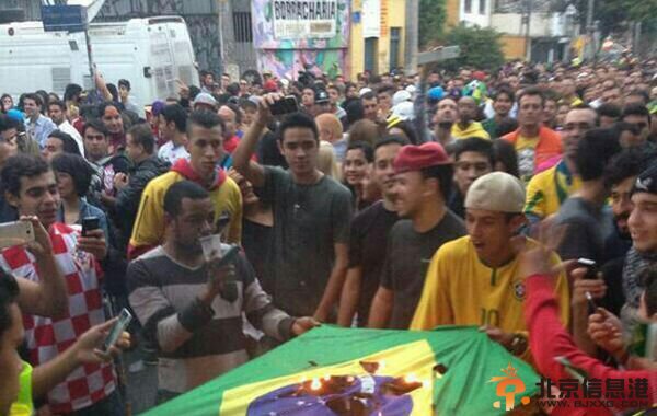 巴西骚乱！7:1惨败后巴西悲伤球迷焚烧国旗泄愤(图)