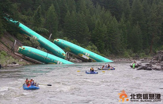 高清组图：美列车脱轨所载波音737机身翻入河中 场景如灾难片