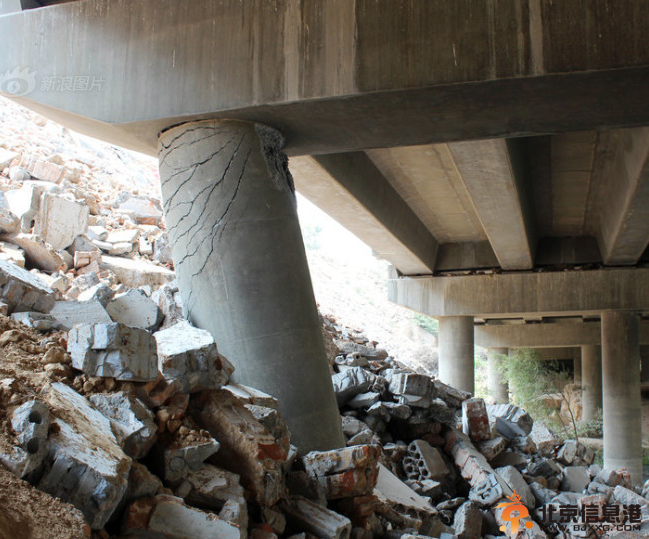郑州一桥墩被建筑垃圾压断 村民阻止倾倒遭枪击