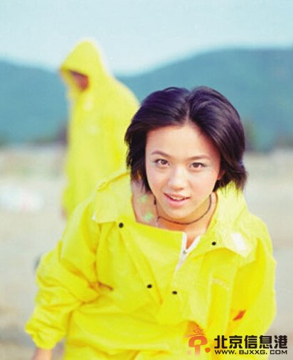 汤唯青涩旧照曝光 倚窗凝视似邻家少女(图)