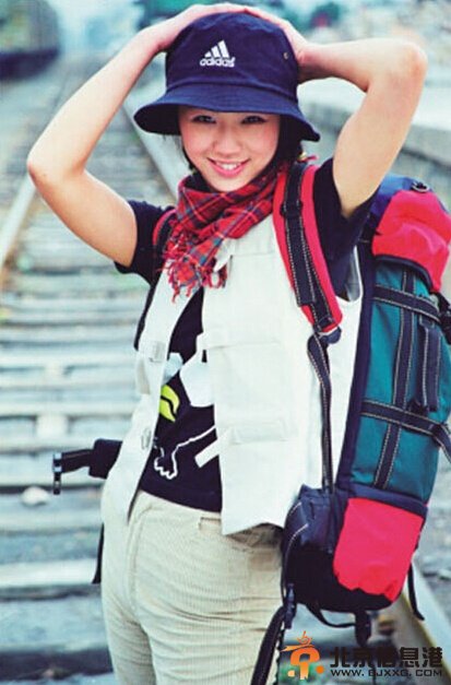 汤唯青涩旧照曝光 倚窗凝视似邻家少女(图)