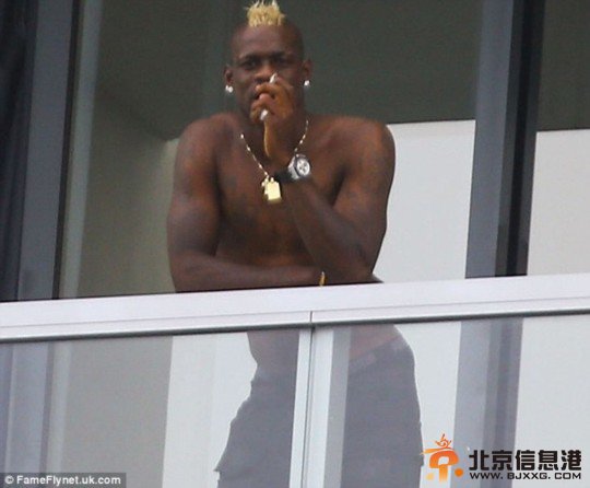 巴神与女友海滩戏水