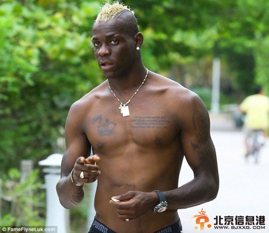 巴神与女友海滩戏水