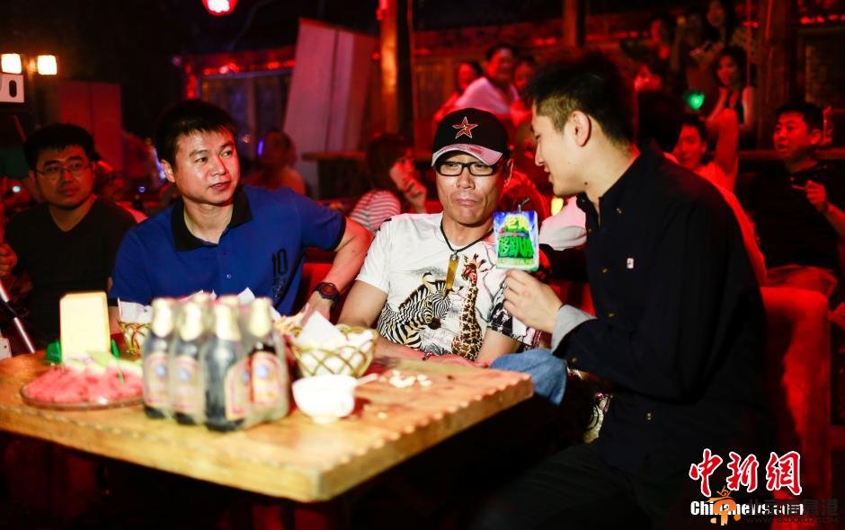 中国足坛名宿高峰、于根伟助阵“老黄够趴体”