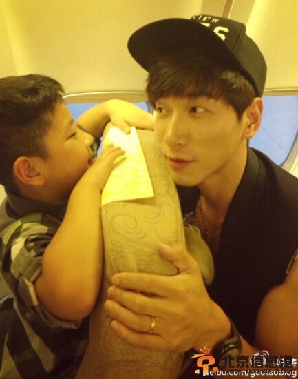 张亮与郭涛爱子合照曝光 被调侃表情娇羞(组图)