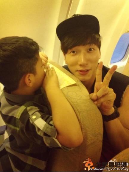 张亮与郭涛爱子合照曝光 被调侃表情娇羞(组图)