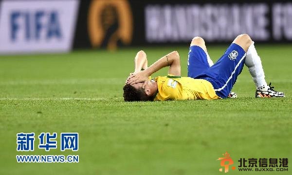 巴西骚乱球迷泄愤焚烧国旗 7月8日成巴西<a href='http://www.bjxxg.cn/sports/zuqiu/' target='_blank'><u>足球</u></a>史上黑色一天