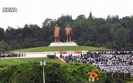 朝鲜民众瞻仰金日成铜像 金正恩敬献花篮