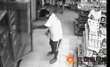 男子超市购物被鬼上身 视频监控中惊现隐形人